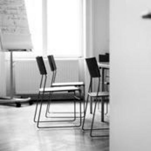 Großes Bild anzeigen Blick in Seminarraum S1. Zu sehen sind einige Stühle und ein Flipchart