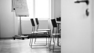 Großes Bild anzeigen Blick in Seminarraum S1. Zu sehen sind einige Stühle und ein Flipchart